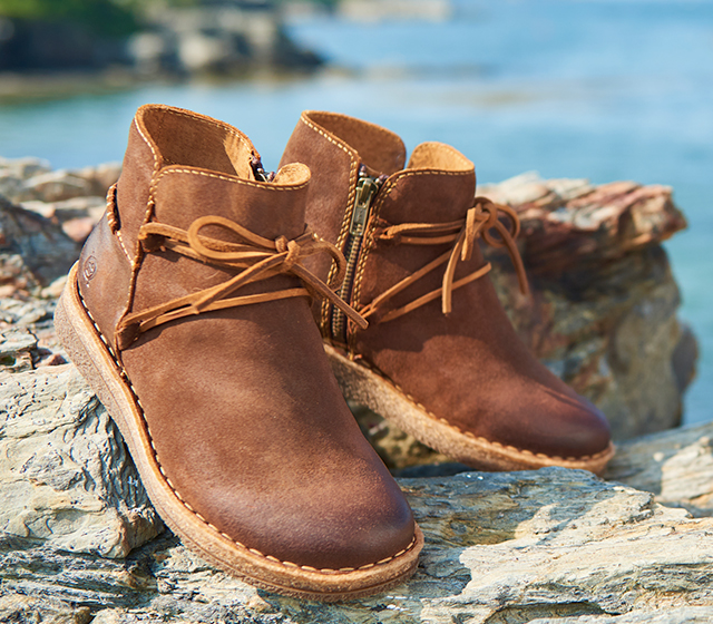 Women's Calyn boot in brown suede.